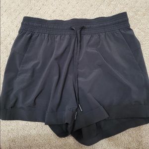 black lululemon shorts